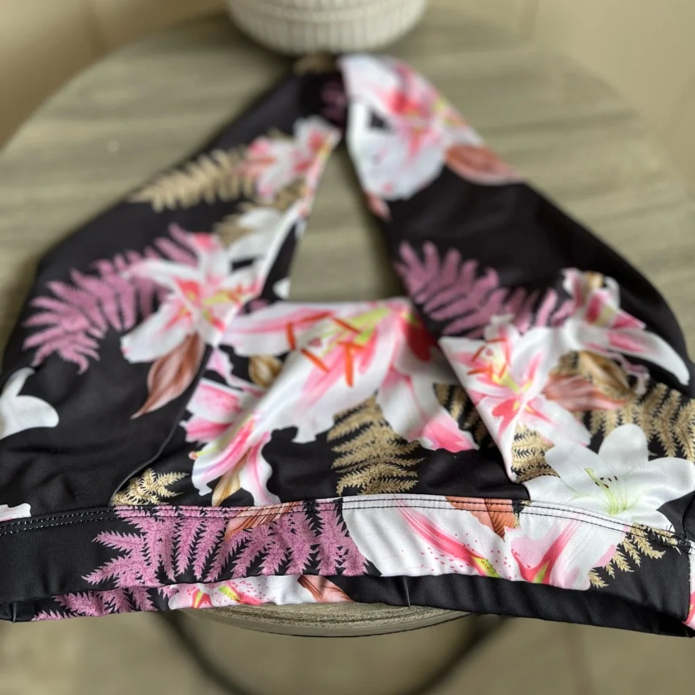 Lilly bikini/sports bra - Picture 1 of 6